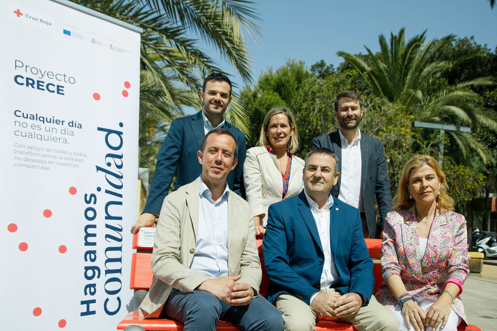 El presidente de Cruz Roja Almería y los representantes políticos sobre este solidario banco rojo
