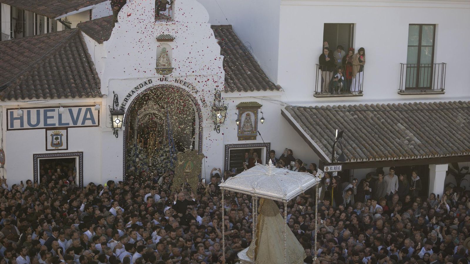 La Virgen del Rocío durante la petalada de la Hermandad de Huelva.