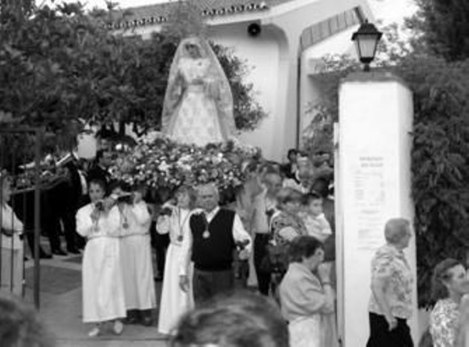 Los vecinos de Guadiaro celebran la procesión para recordar el milagroso suceso, ayer.