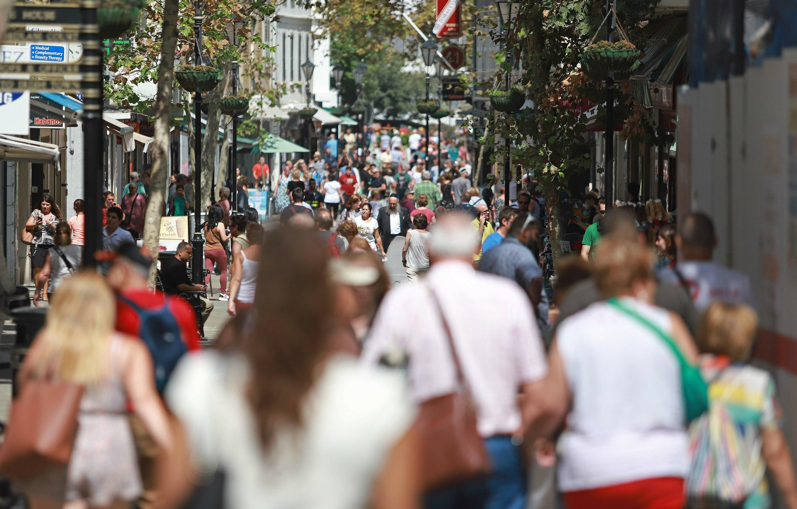 Main Street, llena de ciudadanos en una imagen de archivo.