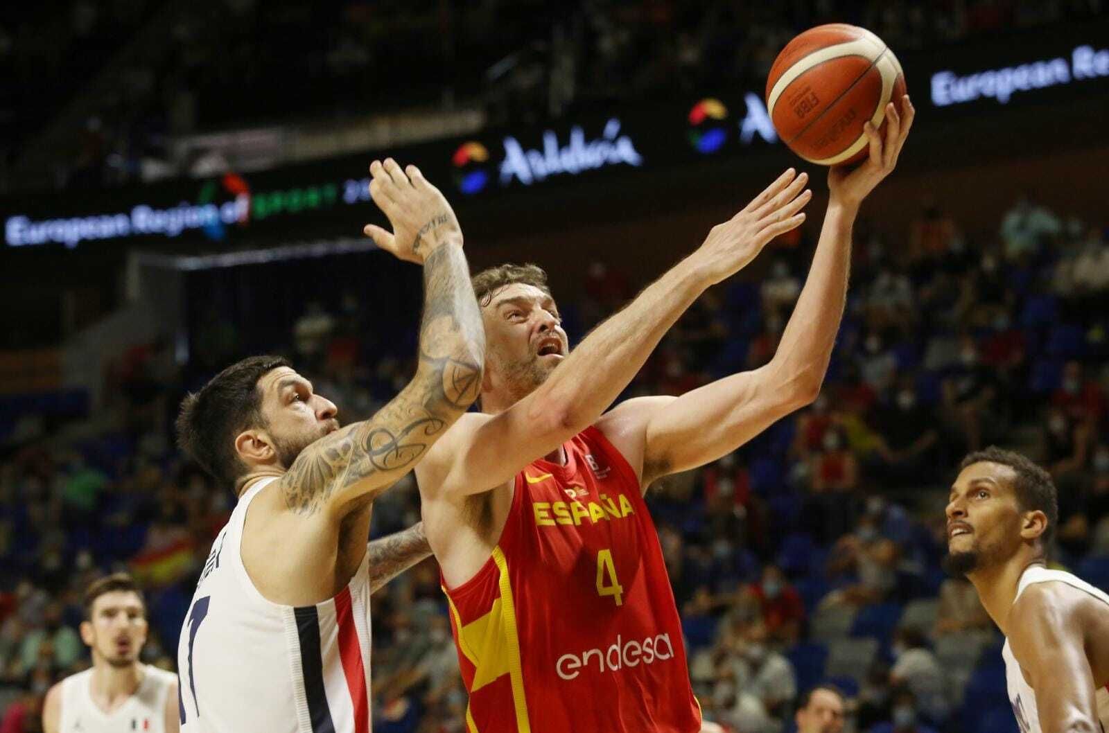 Pau Gasol entra a canasta.