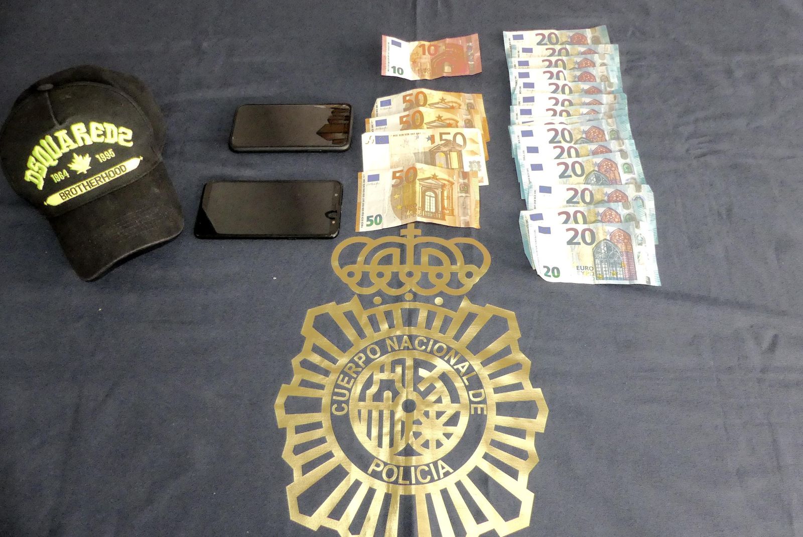 Dinero y móviles intervenidos por los investigadores