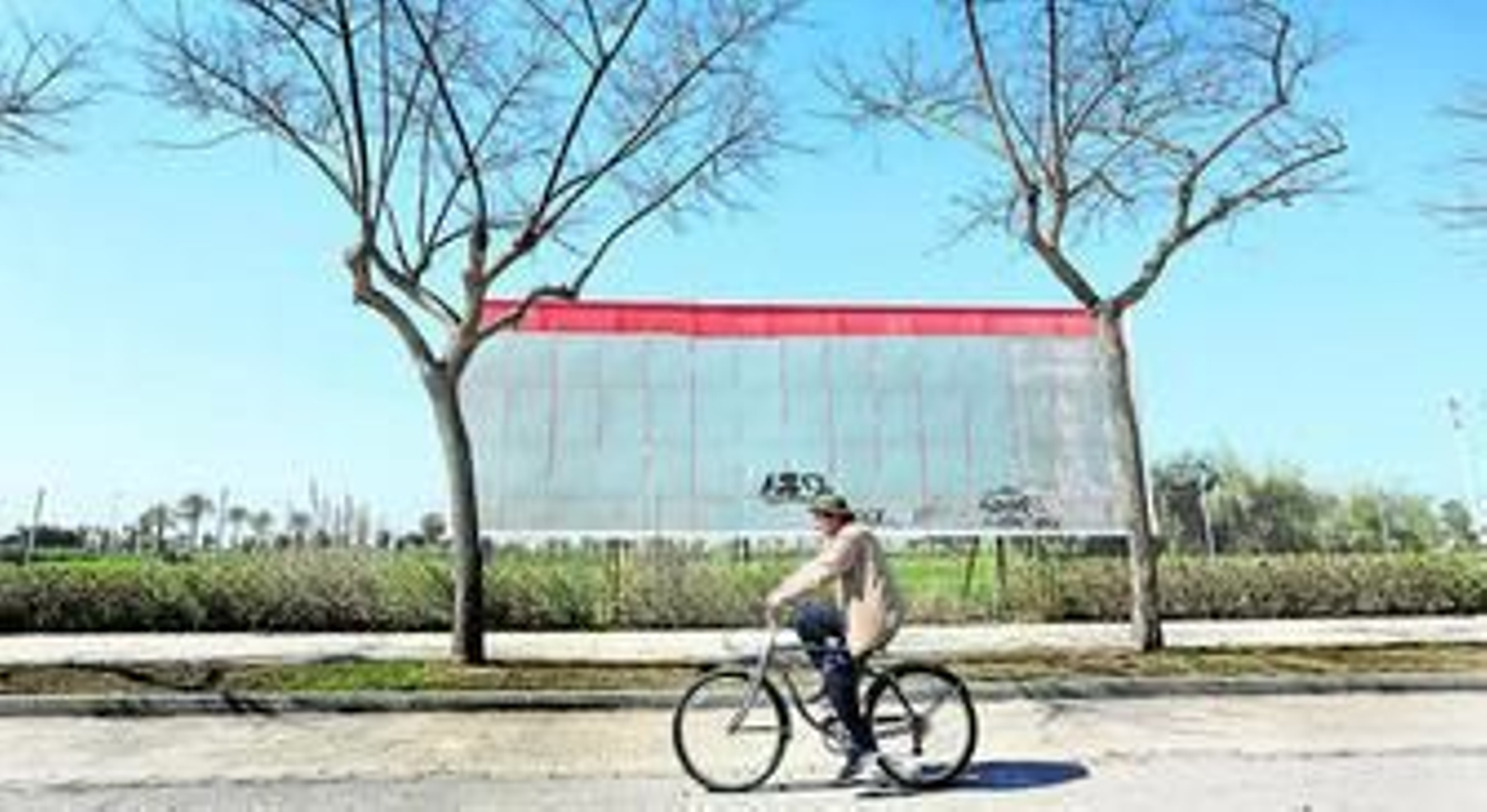 Una valla publicitaria que ha quedado ilegible por el paso del tiempo preside una de las muchas parcelas de la zona chipionera de Costa Ballena que está sin construir y en venta.