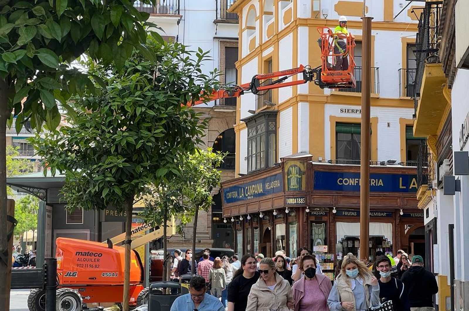 Un operario realiza trabajos previos para instalar los toldos en la Plaza de la Campana.