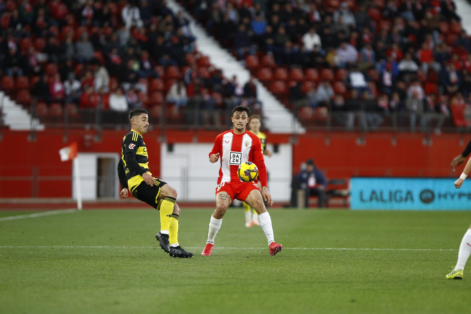 El lateral diestro Marc Pubill presiona a un rival durante un encuentro de la presente temporada disputado en el Estadio de los Juegos Mediterráneos.