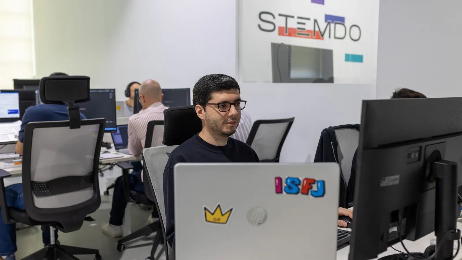 Trabajadores en las oficinas de Stemdo en Huelva.