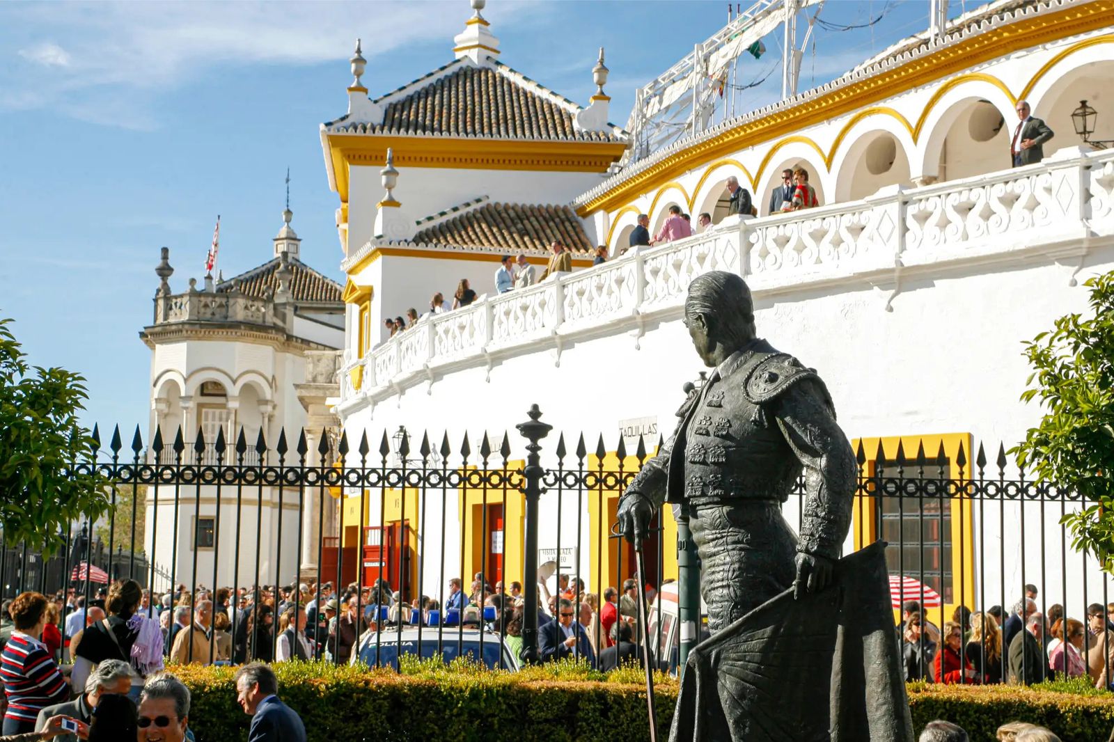 Bullicio en torno a las taquillas de la plaza de la Maestranza en una tarde de toros.