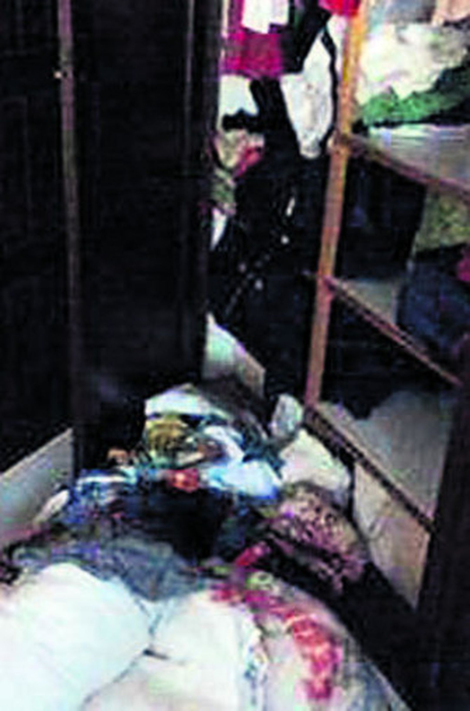 Armario revuelto en una casa robada.