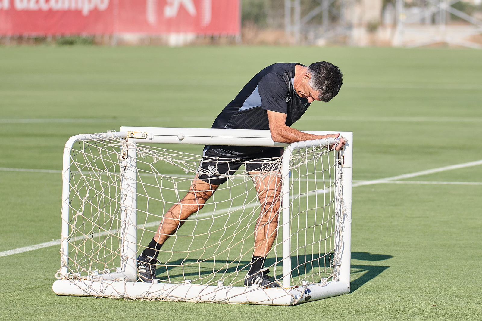 Mendilibar coloca bien una miniportería en un entrenamiento.