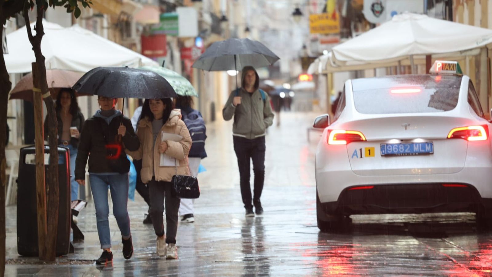 Lluvia en Huelva capital este jueves.