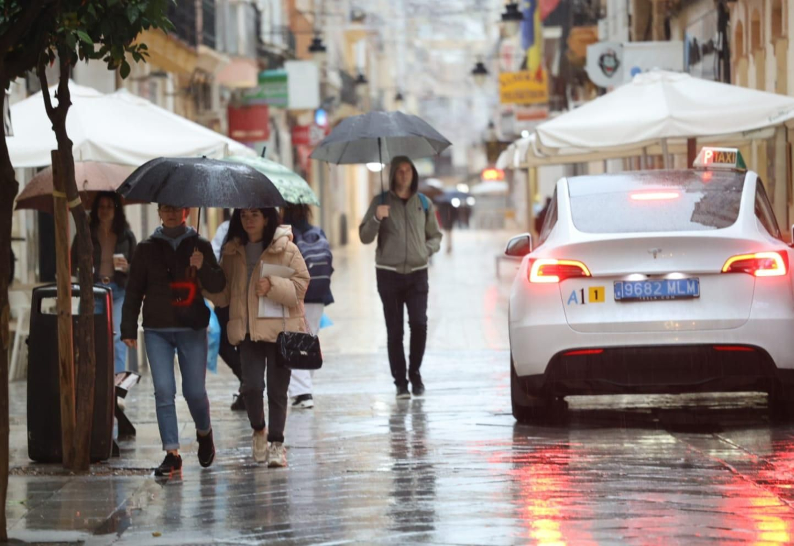 Lluvia en Huelva capital este jueves.