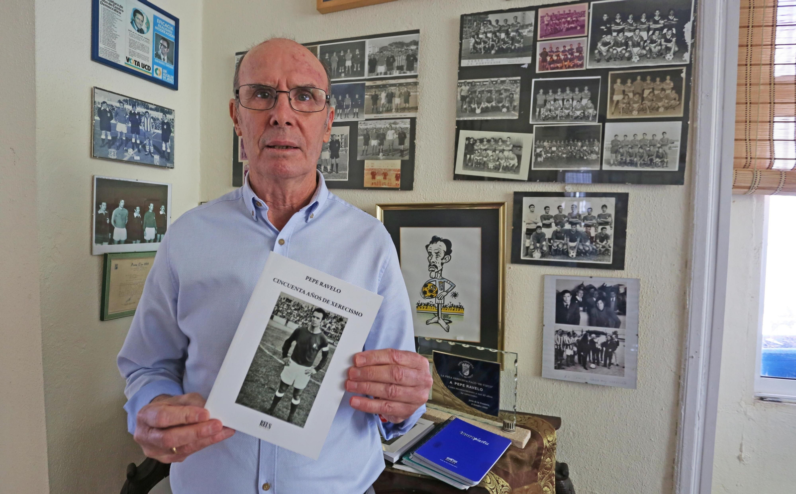 Pepe Ravelo posa con un ejemplar de su libro en las manos.
