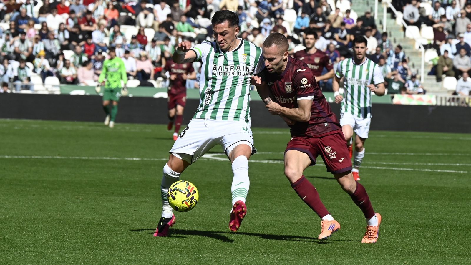 Carracedo controla el balón en presencia de Franquesa.d