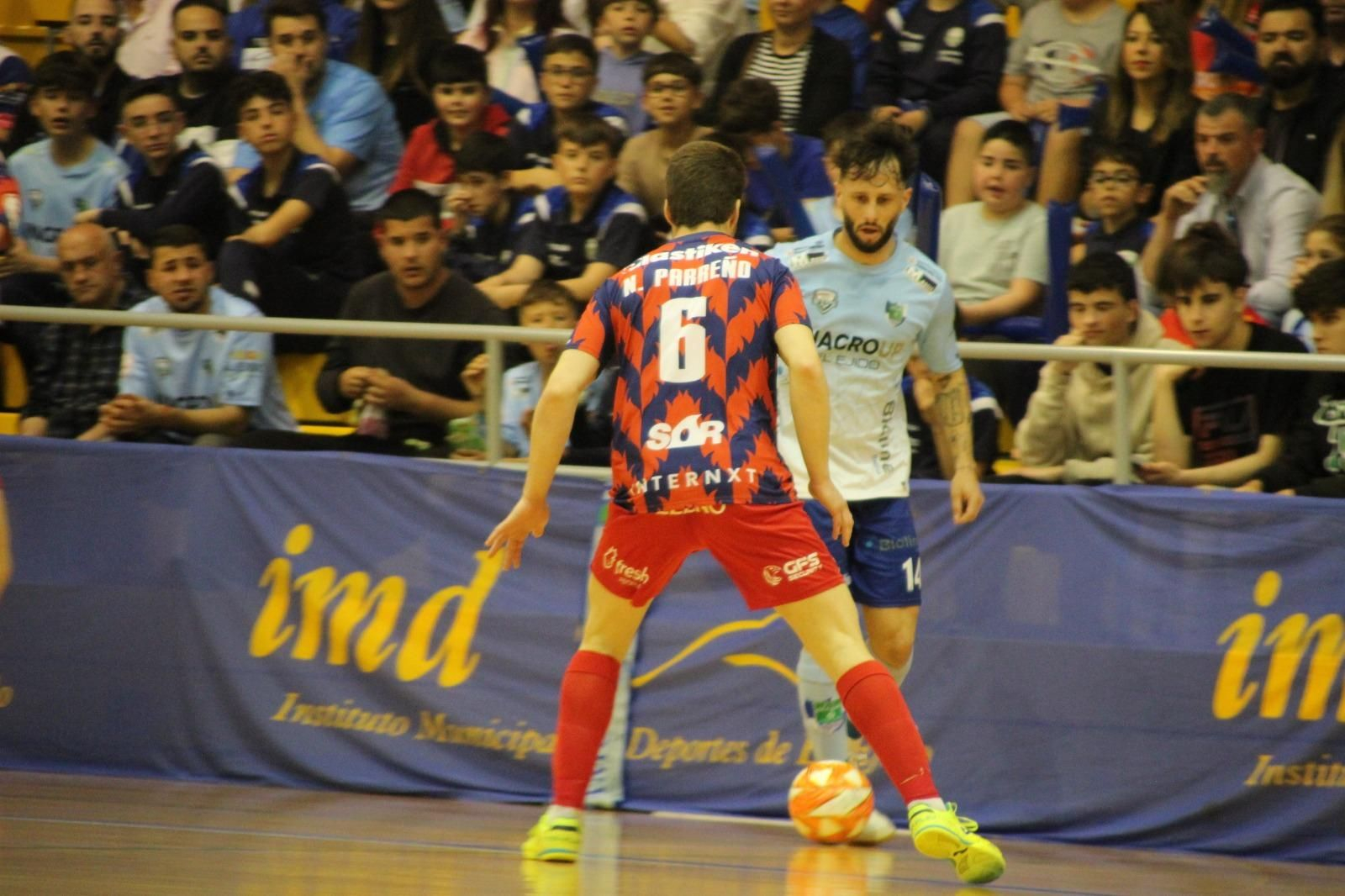 Pipi encara a un rival durante la última ocasión en la que ambos equipos se enfrentaron en tierras ejidenses.