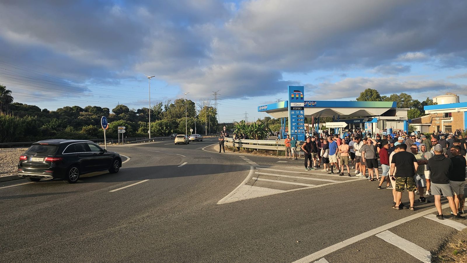 Los trabajadores del metal, concentrados junto a la entrada de Moeve, tras la reapertura al tráfico de la CA-34