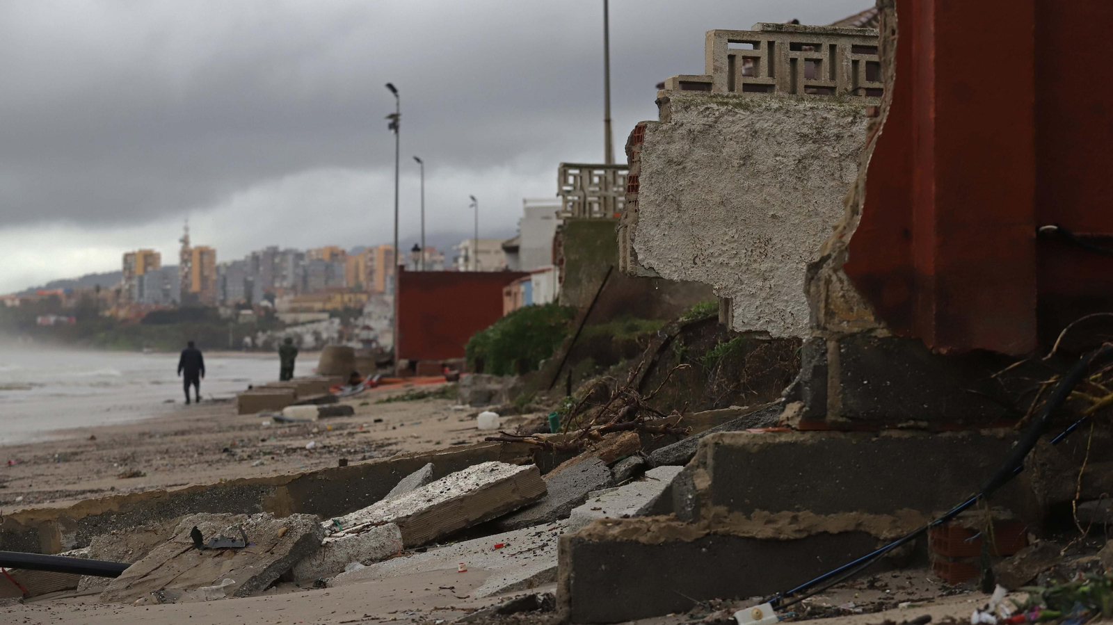 Fotos de la playa de El Rinconcillo tras el temporal Fotos de la playa de El Rinconcillo tras el temporal