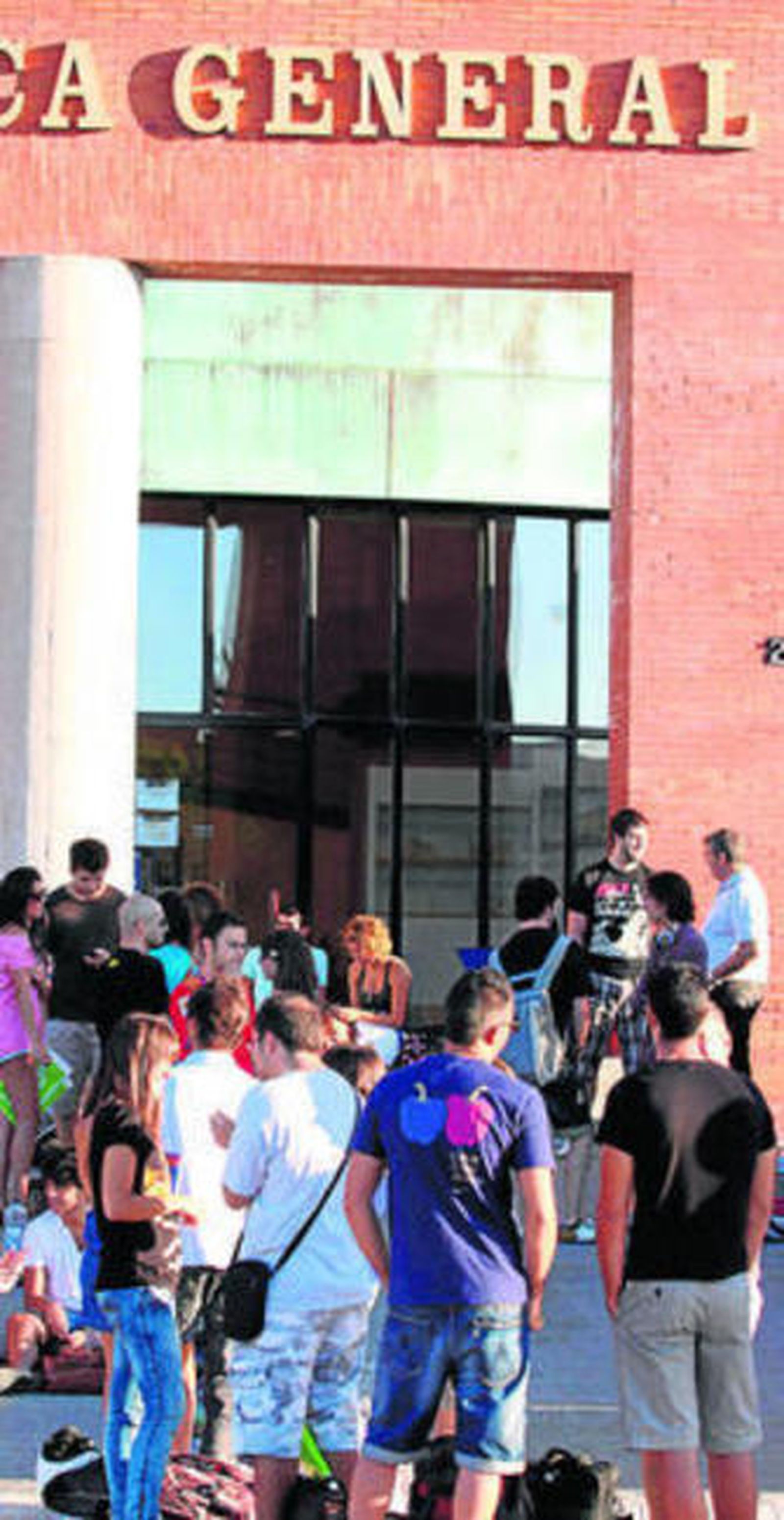 Alumnos, en la biblioteca general.