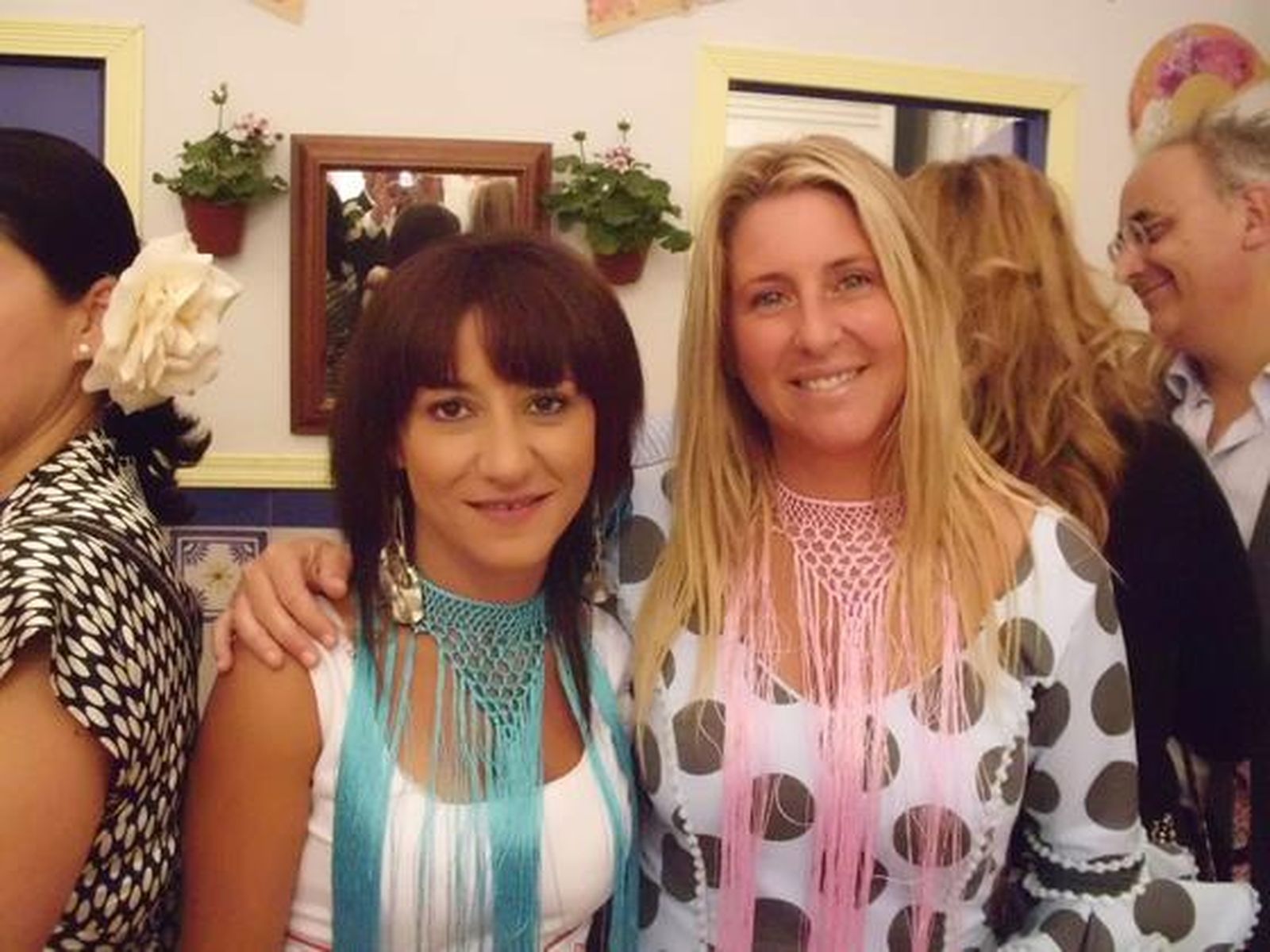 Rosa Osborne y Sonia Martín, vestidas con su traje de sevillanas.

Foto: Andres Mora