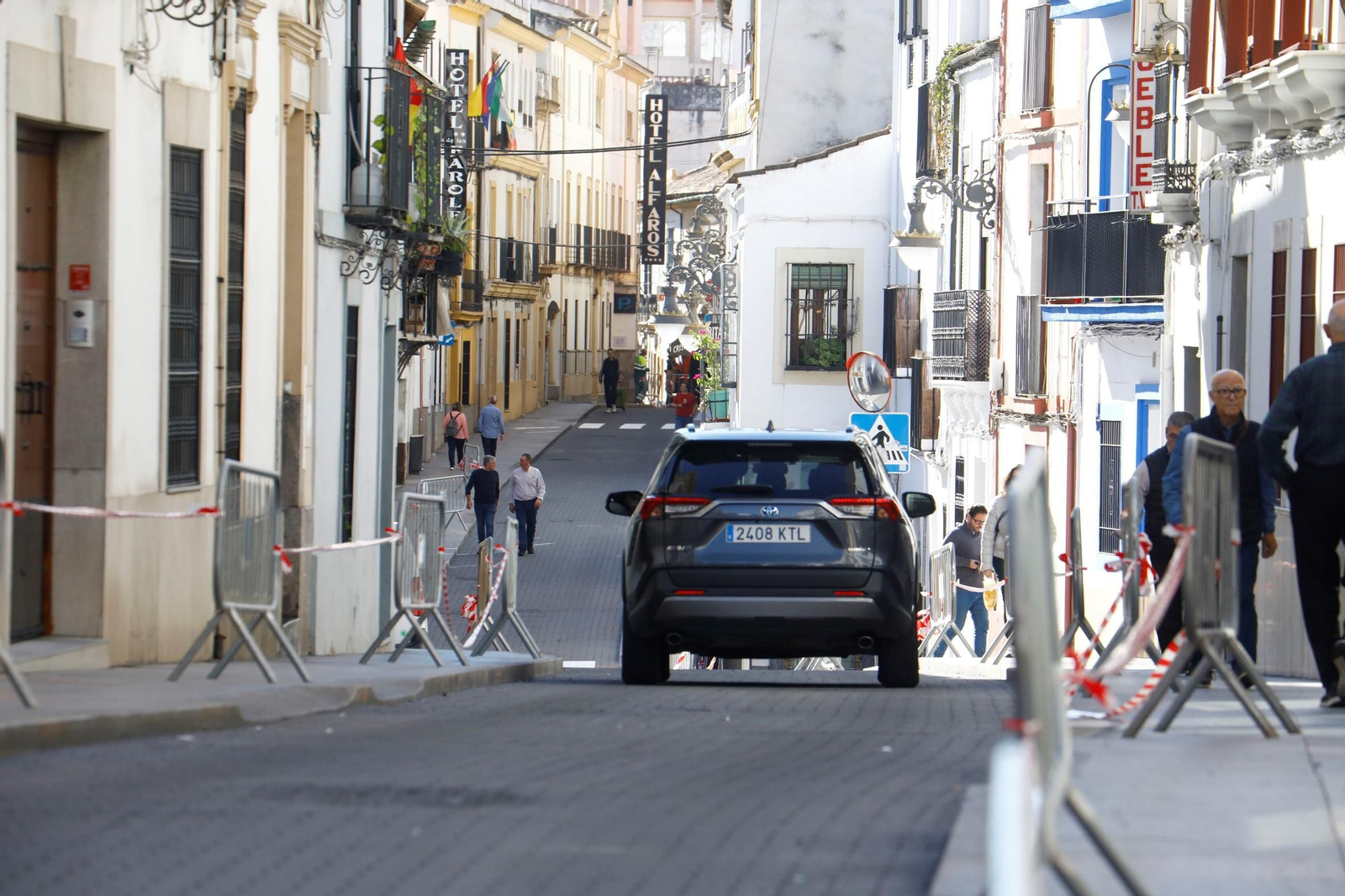 La reapertura al tráfico del primer tramo de la calle Alfaros, en imágenes