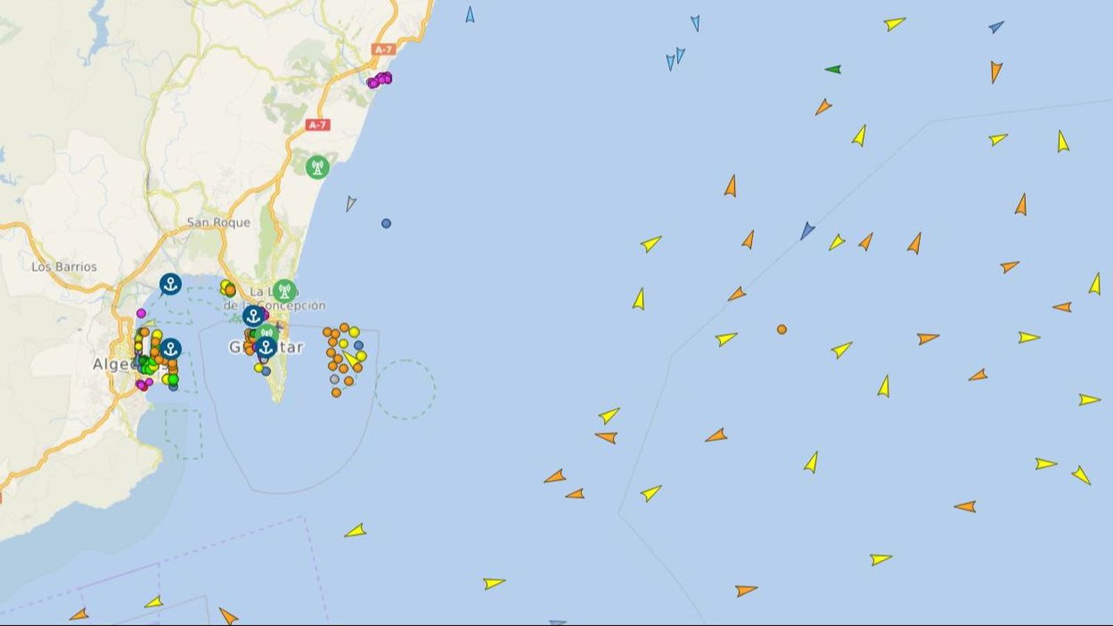 Mapa de tráfico marítimo en tiempo real: la Bahía de Algeciras aparece despejada tras la orden de evacuar los fondeaderos por el temporal, mientras numerosos buques permanecen al este del Peñón de Gibraltar capeando el mal tiempo.