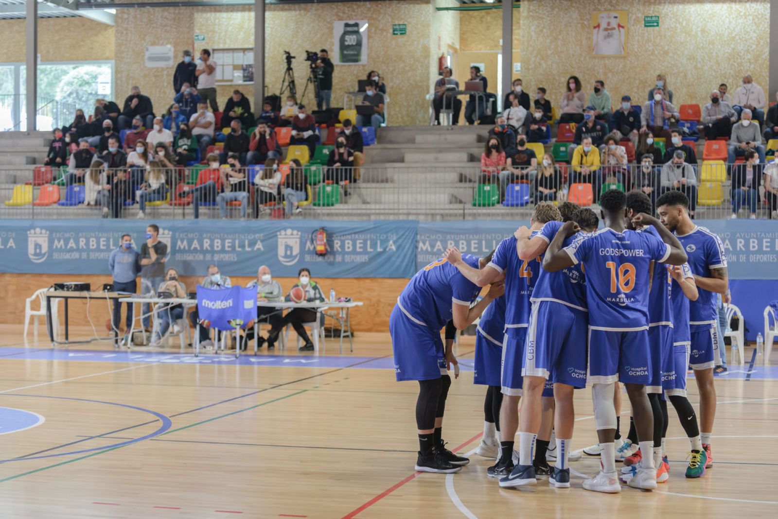 Piña de los jugadores del CB Marbella en el pabellón Carlos Cabezas.