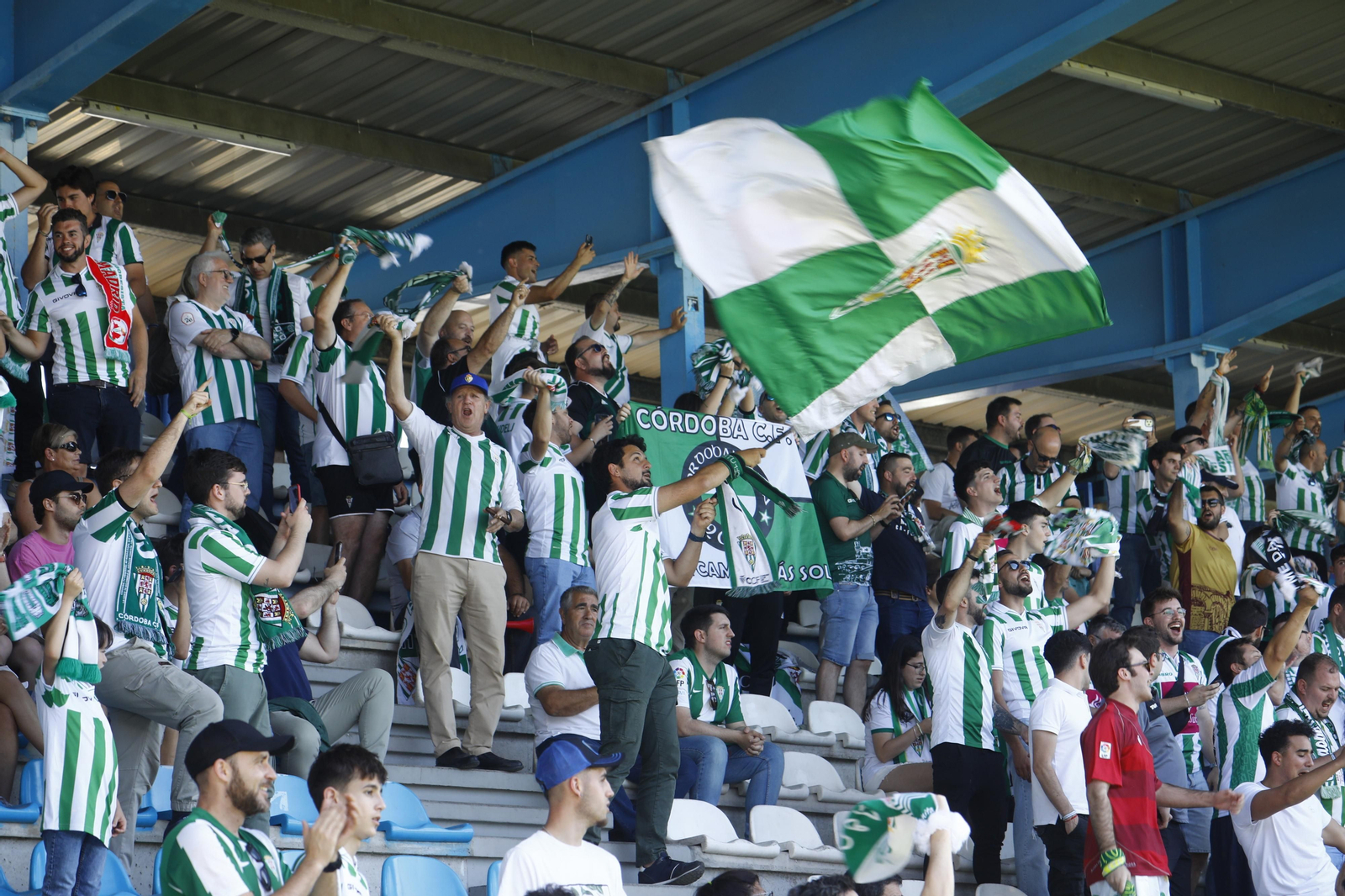Las mejores fotos de la afición del Córdoba CF en el partido ante la Ponferradina en El Toralín Las mejores fotos de la afición del Córdoba CF en el partido ante la Ponferradina en El Toralín