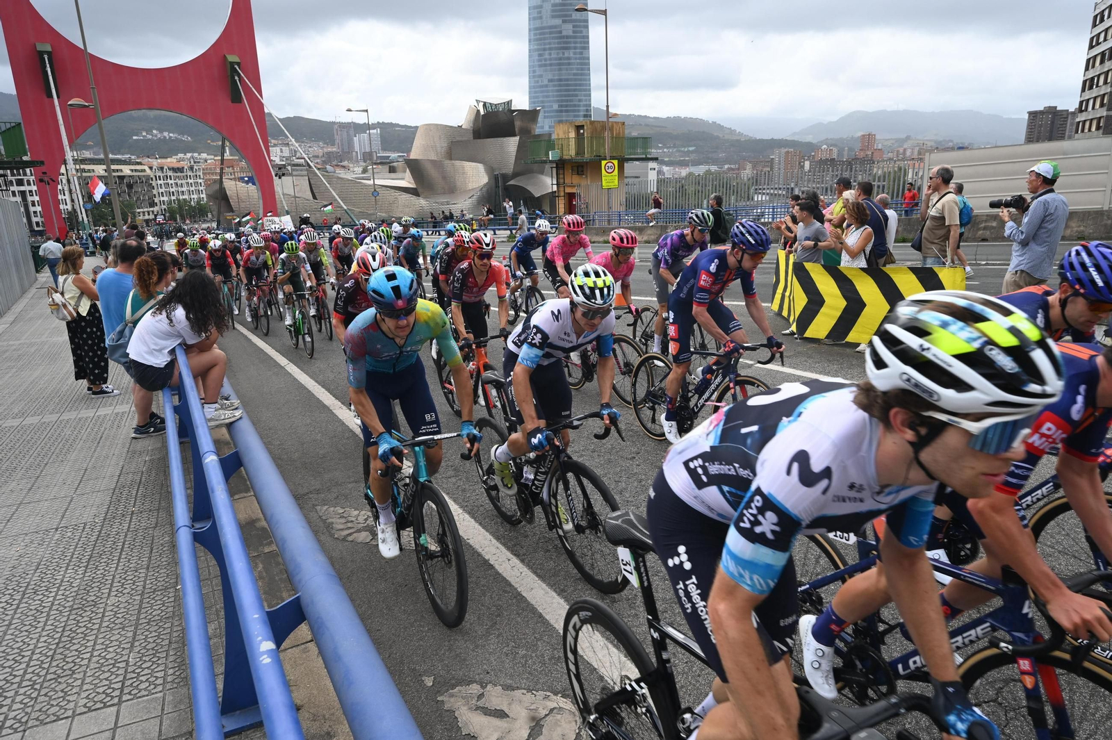 Las fotos de la Vuelta a España con el lío de la suspensión en Bilbao | Etapa 11