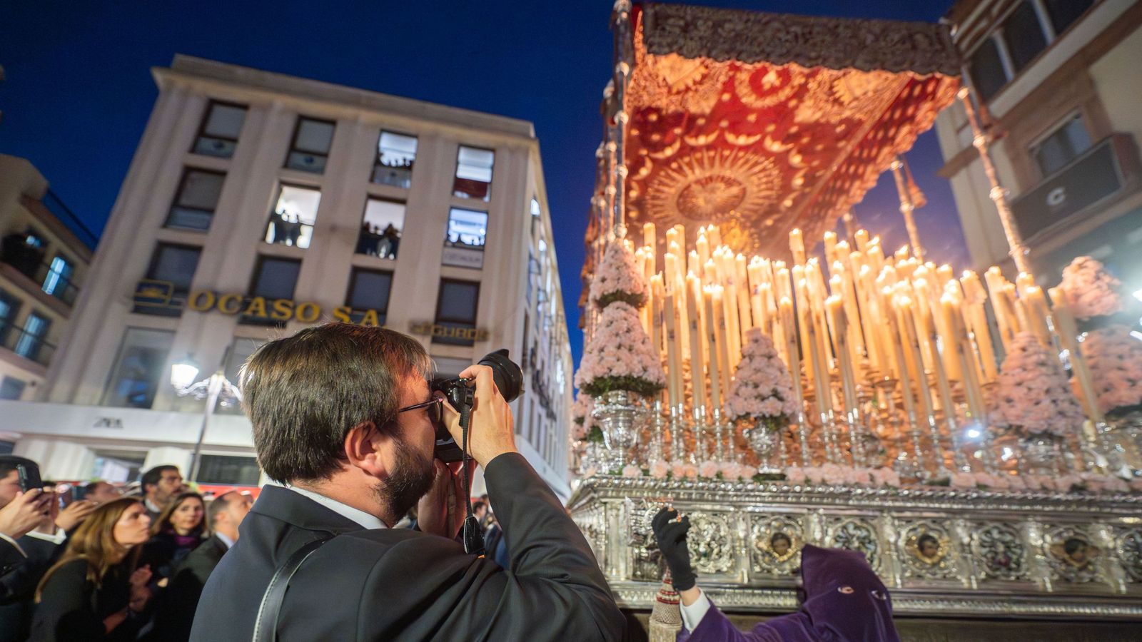 Un fotógrafo captura una imagen durante la Semana Santa de Sevilla