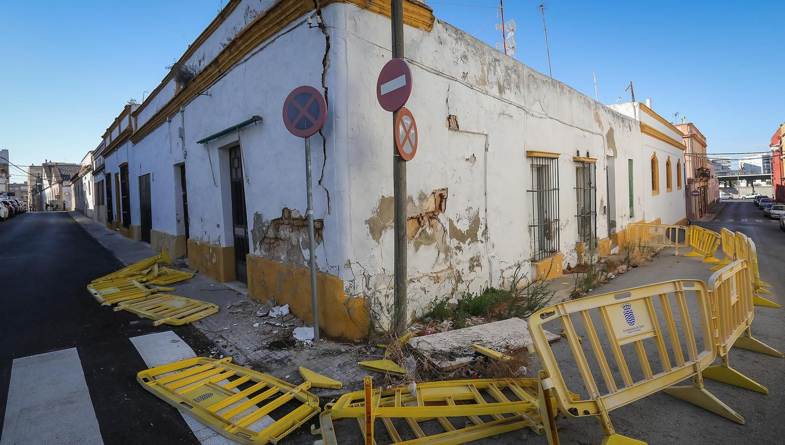 Aspecto que presenta actualmente la finca, con las vallas por los suelos junto a trozos de la fachada.