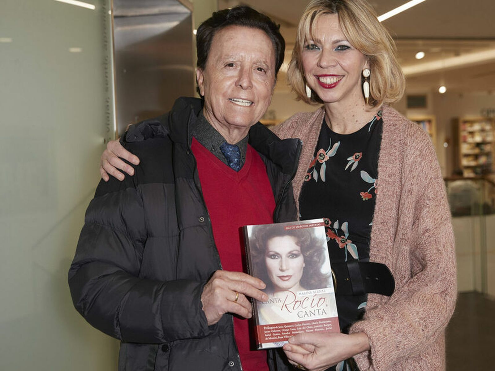 Ortega Cano con la autora de la biografía, Marina Bernal.