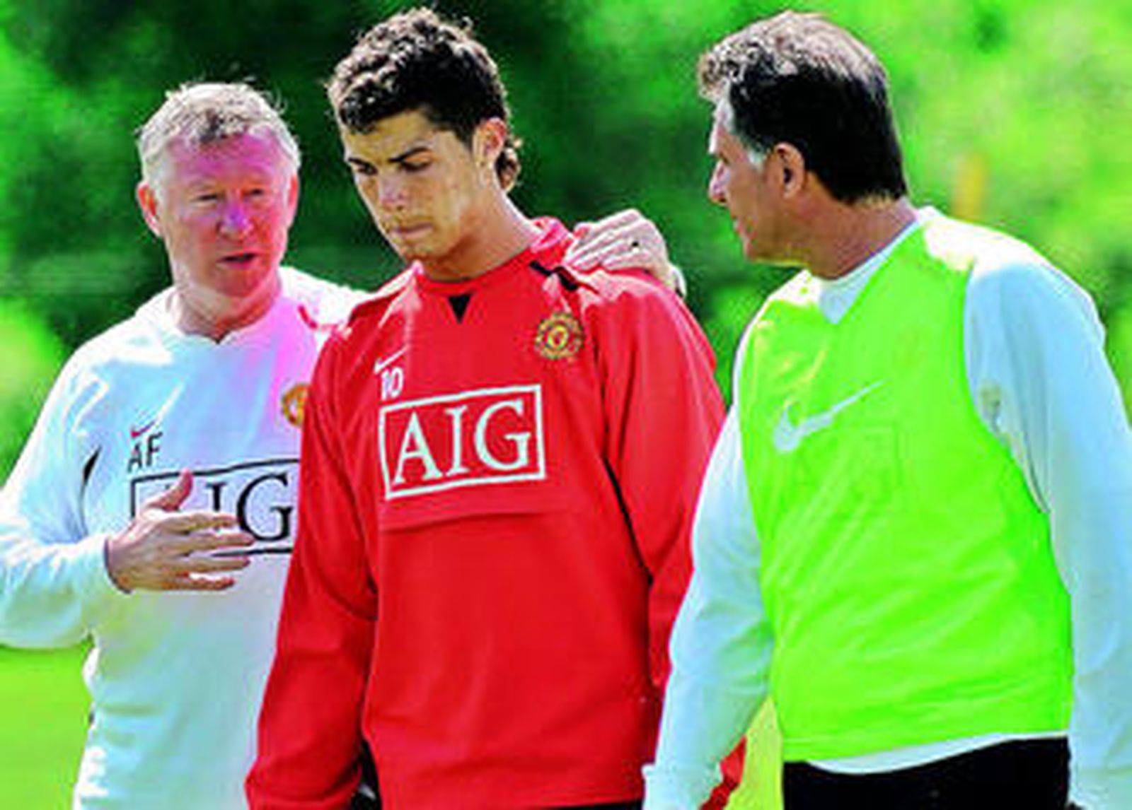 Cristiano Ronaldo, entre Ferguson (i) y su ayudante, Queiroz, sigue siendo objeto de disputa entre los clubes.