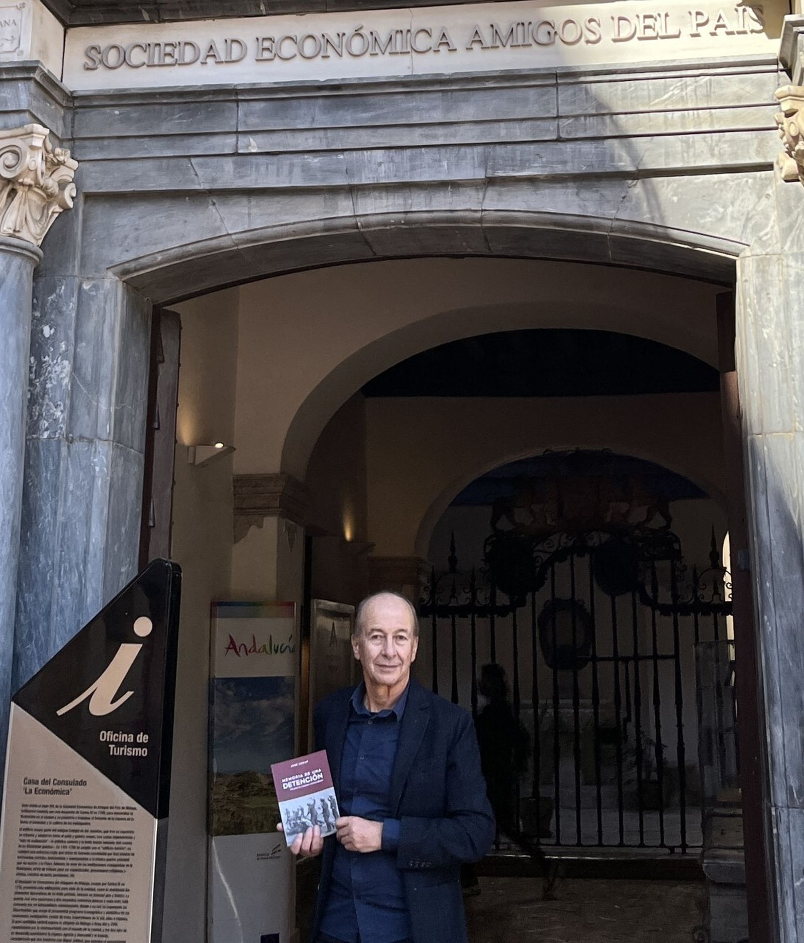 José Coriat con el libro  ‘Memoria de una detención’.