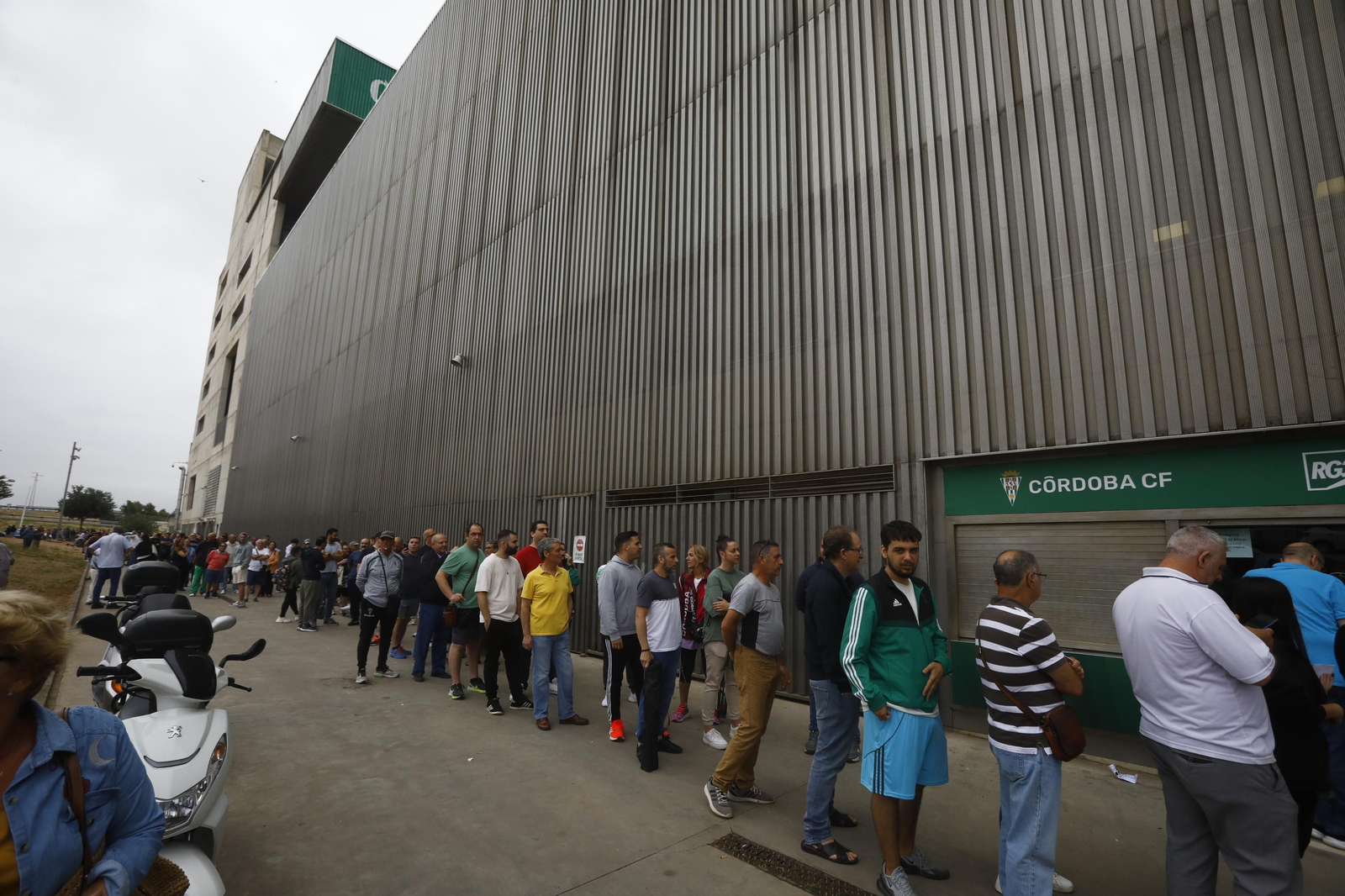 Las mejores fotos de las colas de El Arcángel para conseguir las entradas del Córdoba CF - Barcelona Atlétic Las mejores fotos de las colas de El Arcángel para conseguir las entradas del Córdoba CF - Barcelona Atlétic