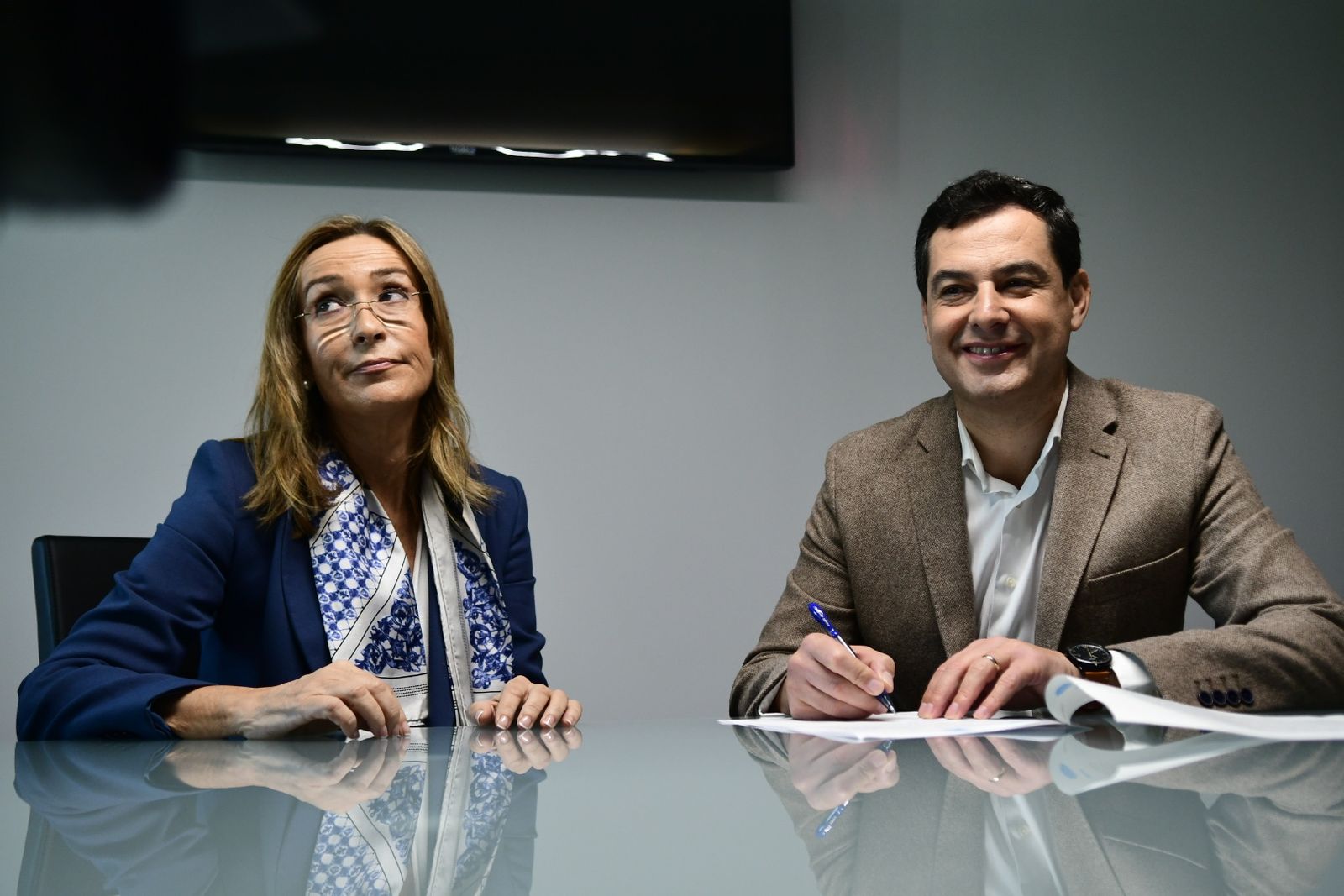 Juanma Moreno se compromete ante notario a no pactar con el PSOE