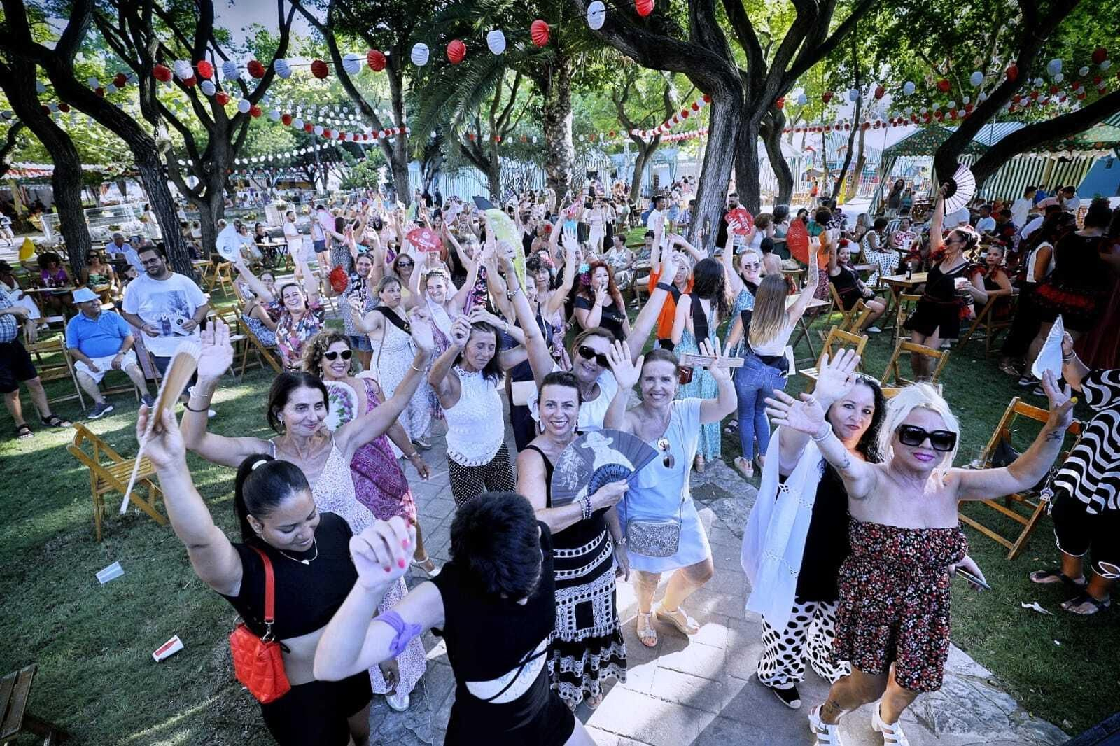 Búscate en las imágenes del Día de la Mujer de la Feria del Carmen de San Fernando