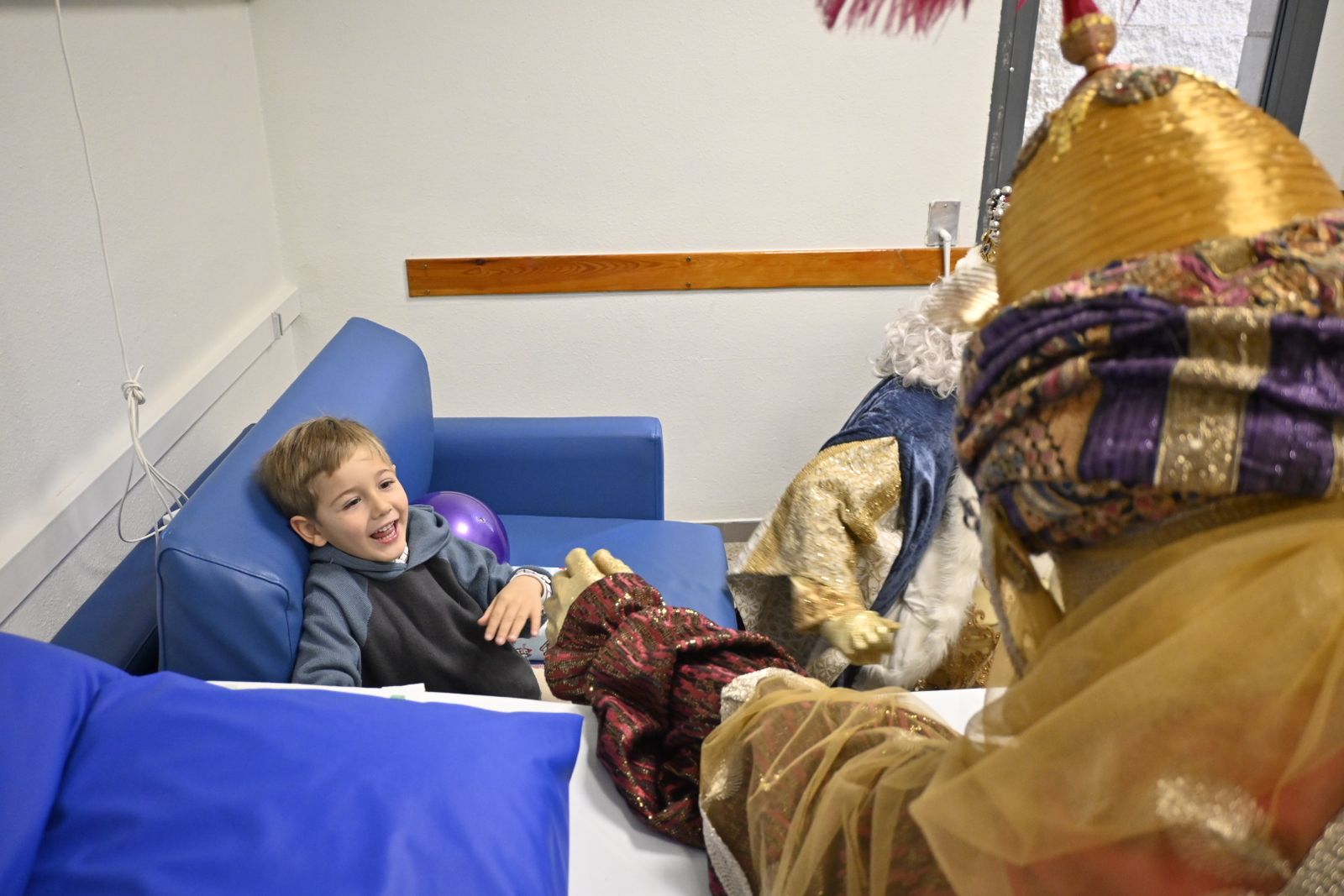Recorrido fotográfico de los Reyes Magos por el hospital y los centros de mayores en la mañana del 5 de enero en Huelva