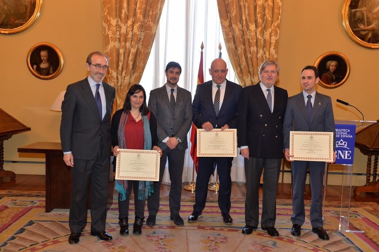El alcalde de Armilla (tercero por la derecha), junto al ministro y el resto de premiados.