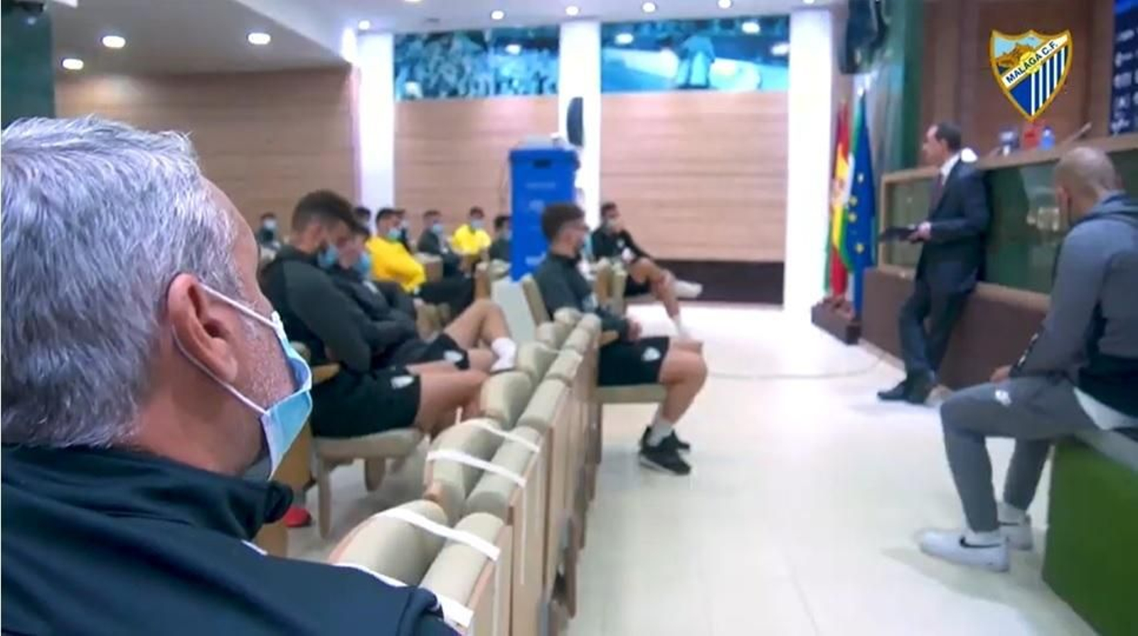 Pellicer escucha atento a José María Muñoz