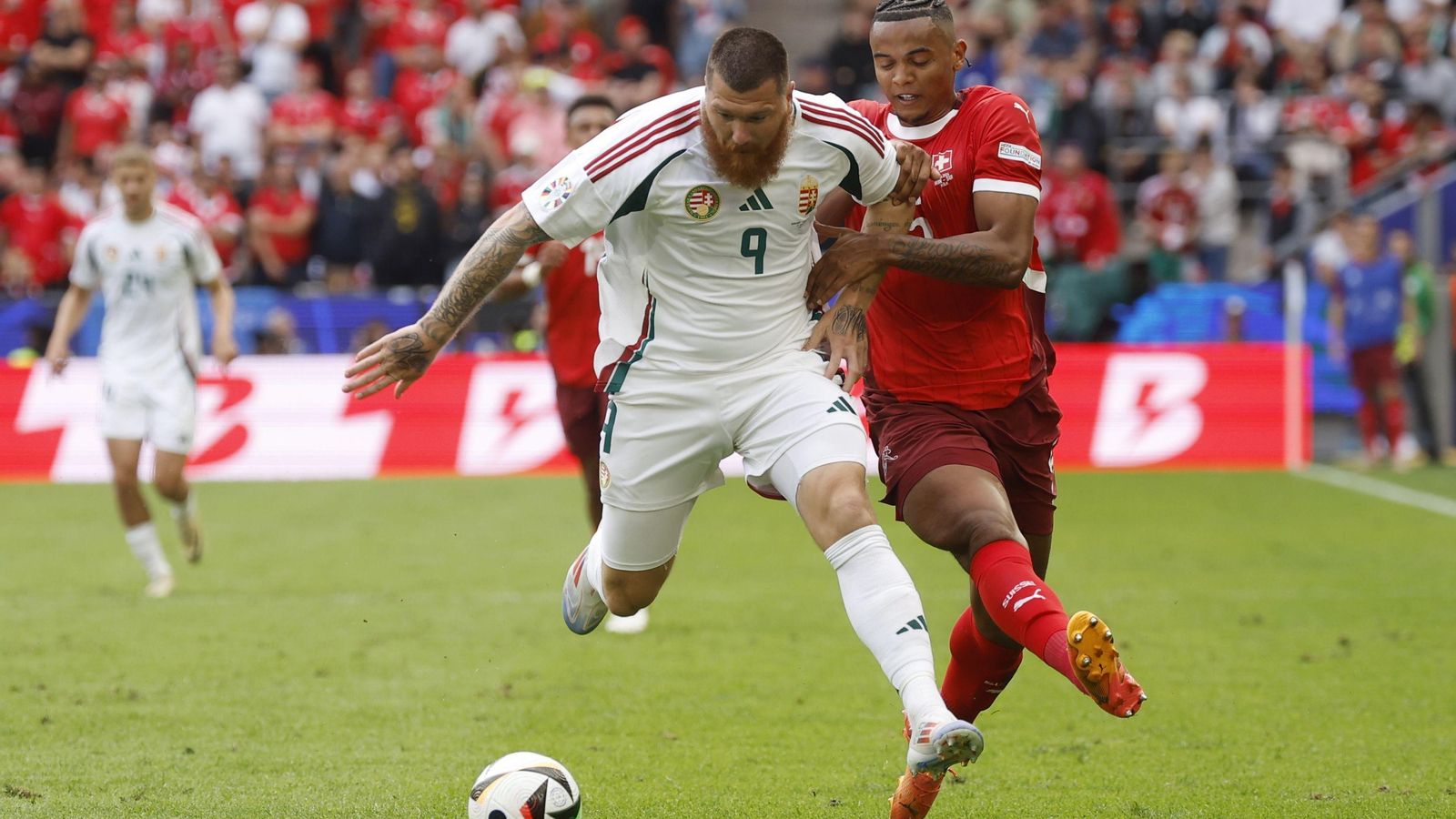 Manuel Akanji disputa el balón con el húngaro Martin Adam