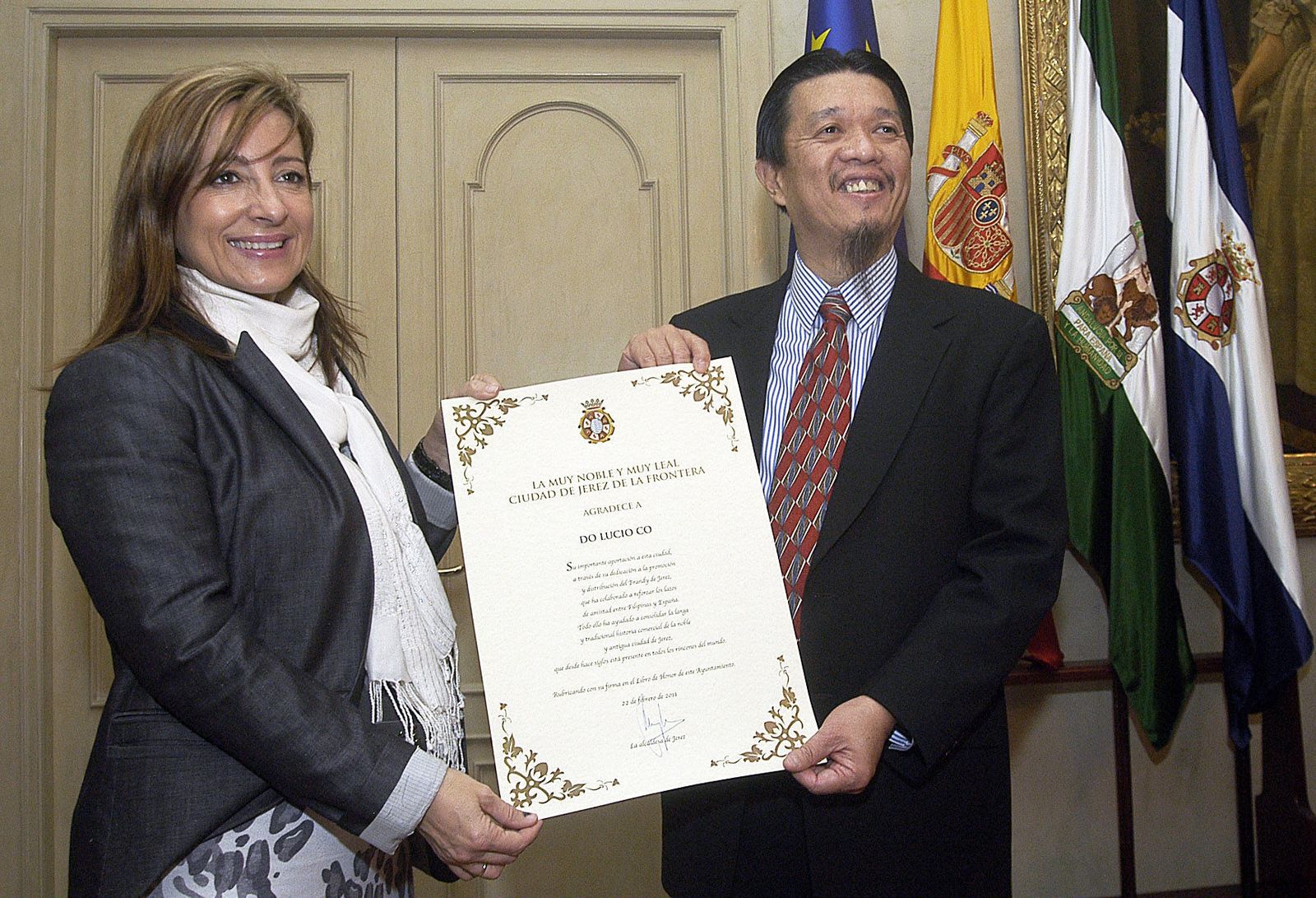 El presidente de Williams & Humbert, Jesús Medina, y el empresario filipino Lucio Co, el lunes en la embajada de Filipinas tras la firma del acuerdo.