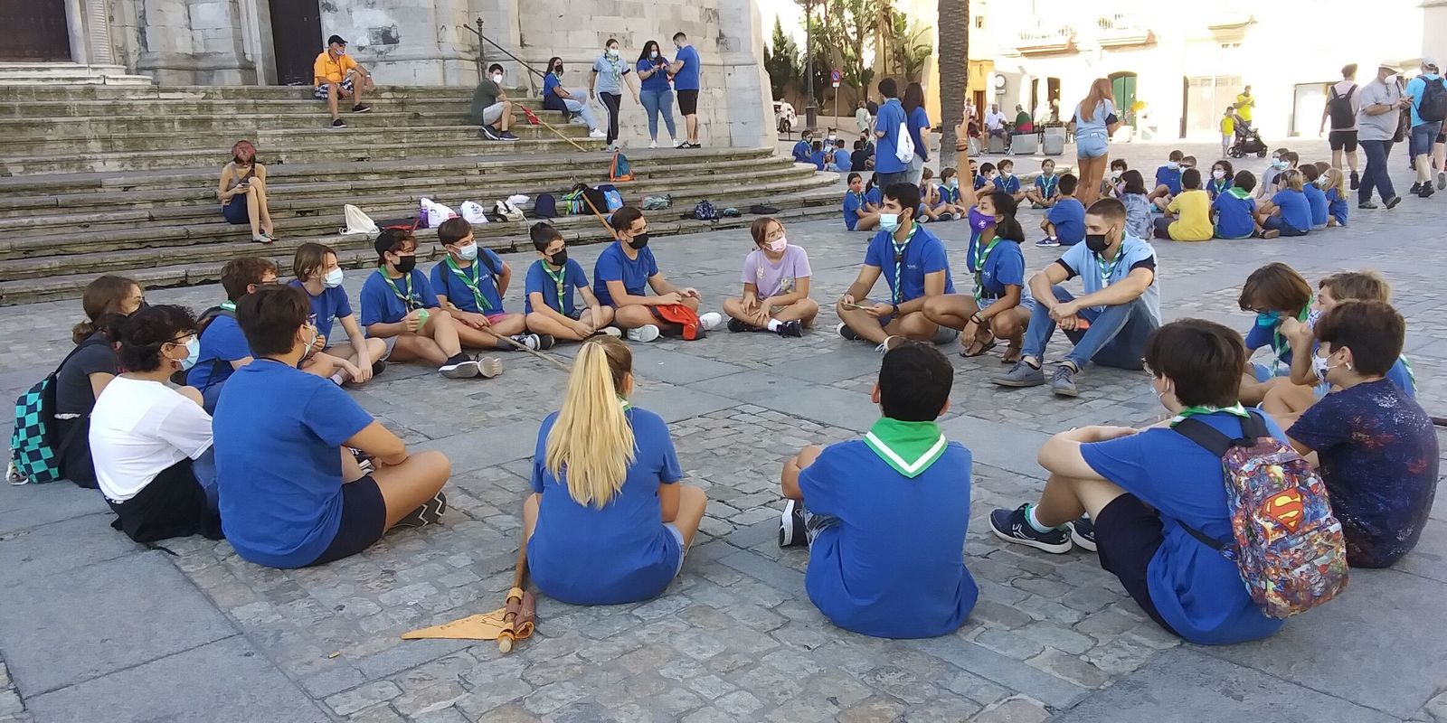 Actividad de un grupo scout en la plaza de la Catedral de Cádiz.