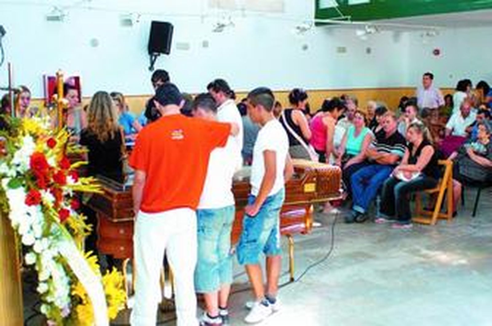Capilla ardiente de los tres fallecidos en el accidente, ayer, en Huétor Santillán.