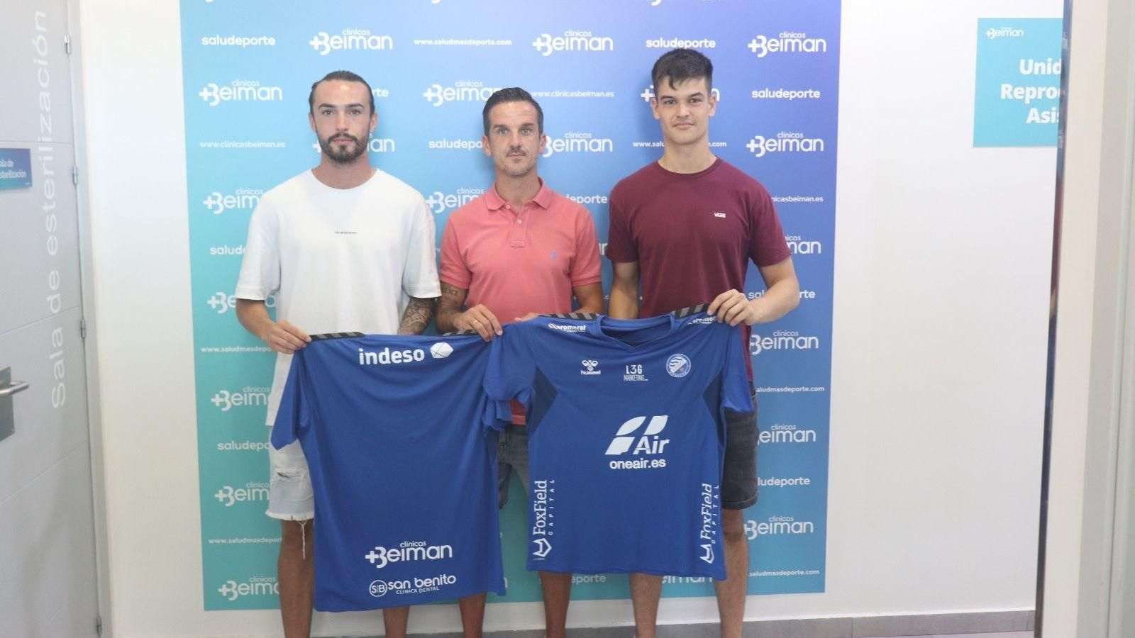 Antonio Bello, junto a Carlos Daniel, de blanco, y el meta Oier.