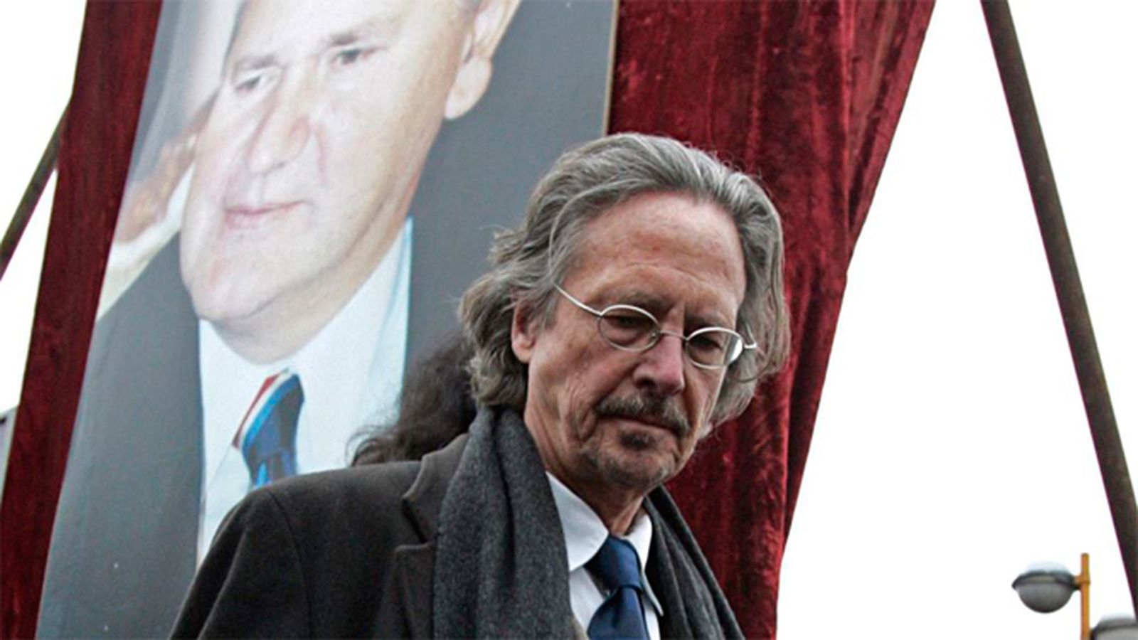 Peter Handke, en el funeral de Slobodan Milosevic.