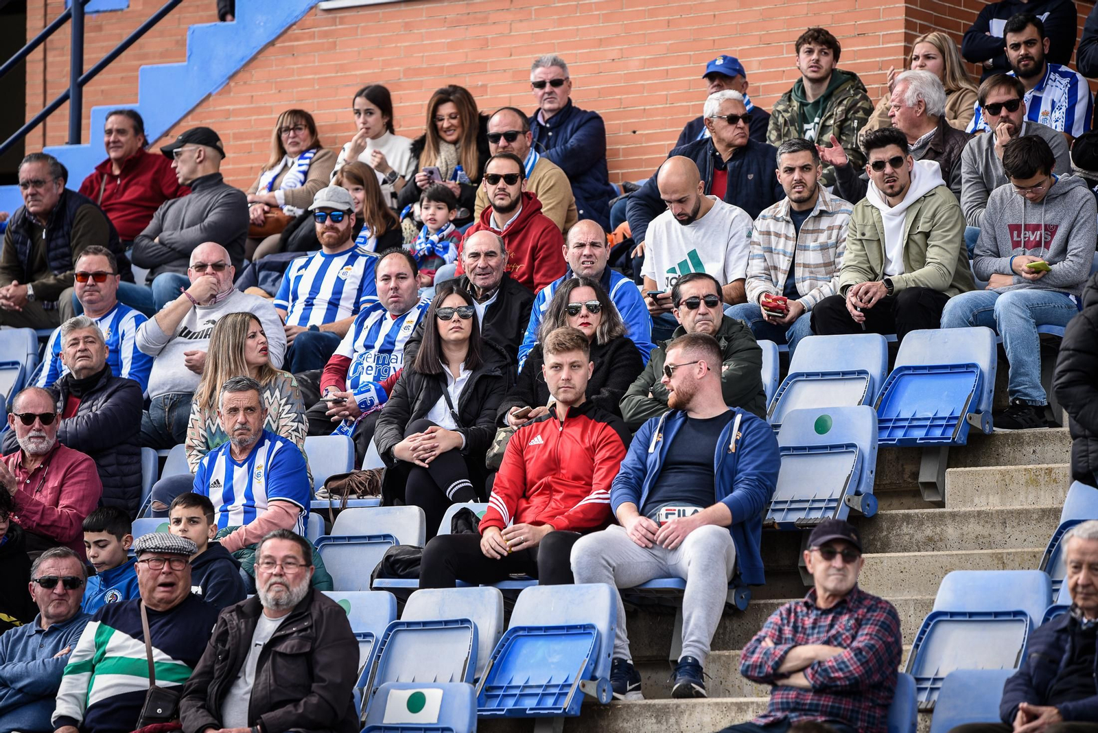 Imágenes de la afición en el Colombino en el Recreativo - Antequera