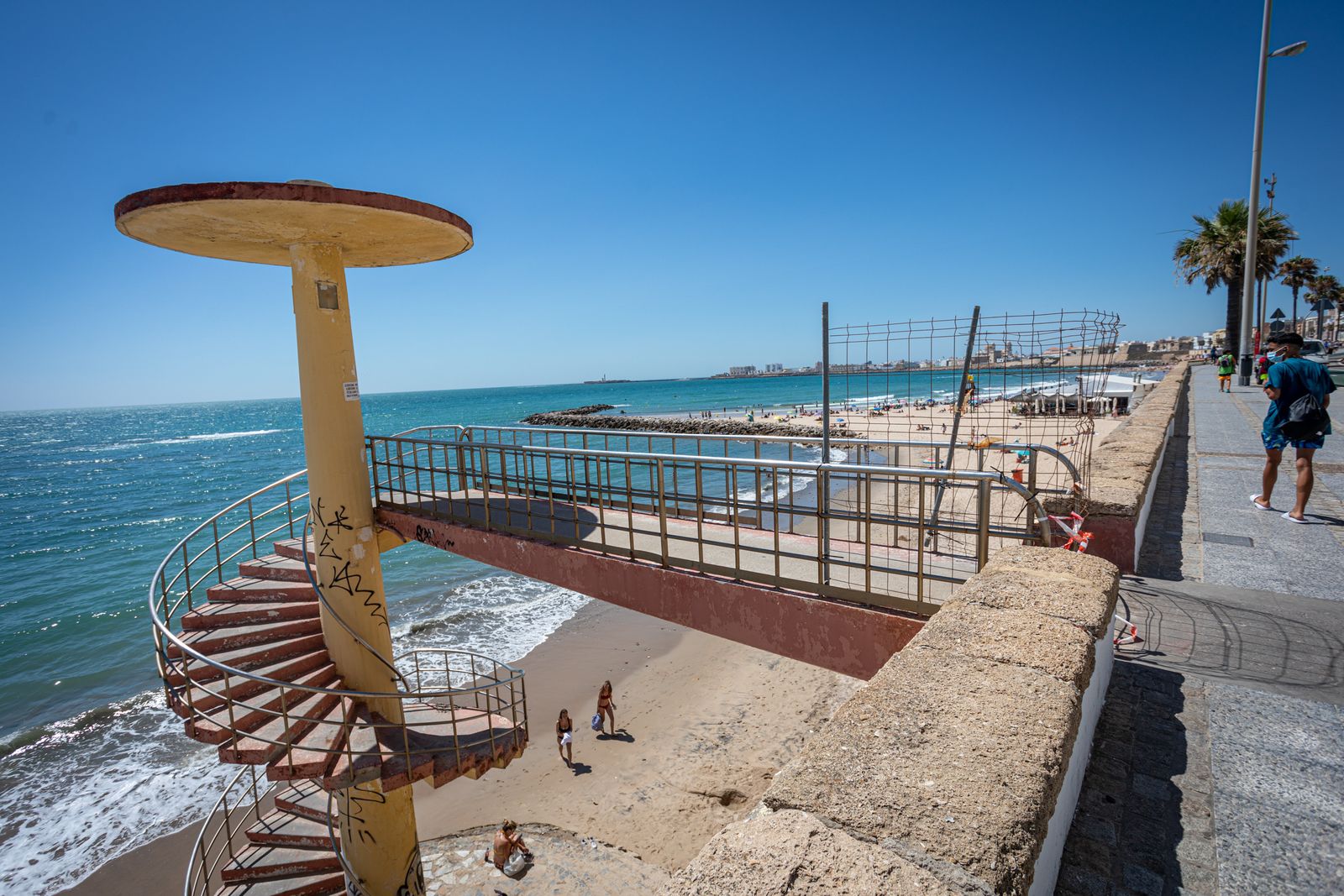 La escalera de caracol de acceso a la playa actualmente precintada.