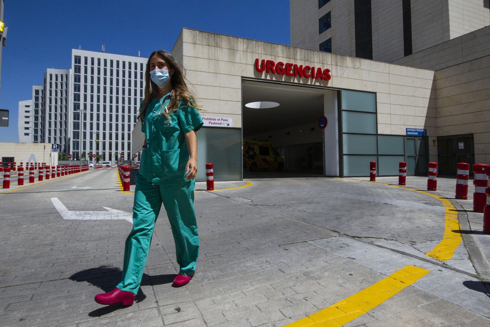 Una sanitaria sale de la zona de Urgencias del Hospital Clínico Universitario San Cecilio de Granada