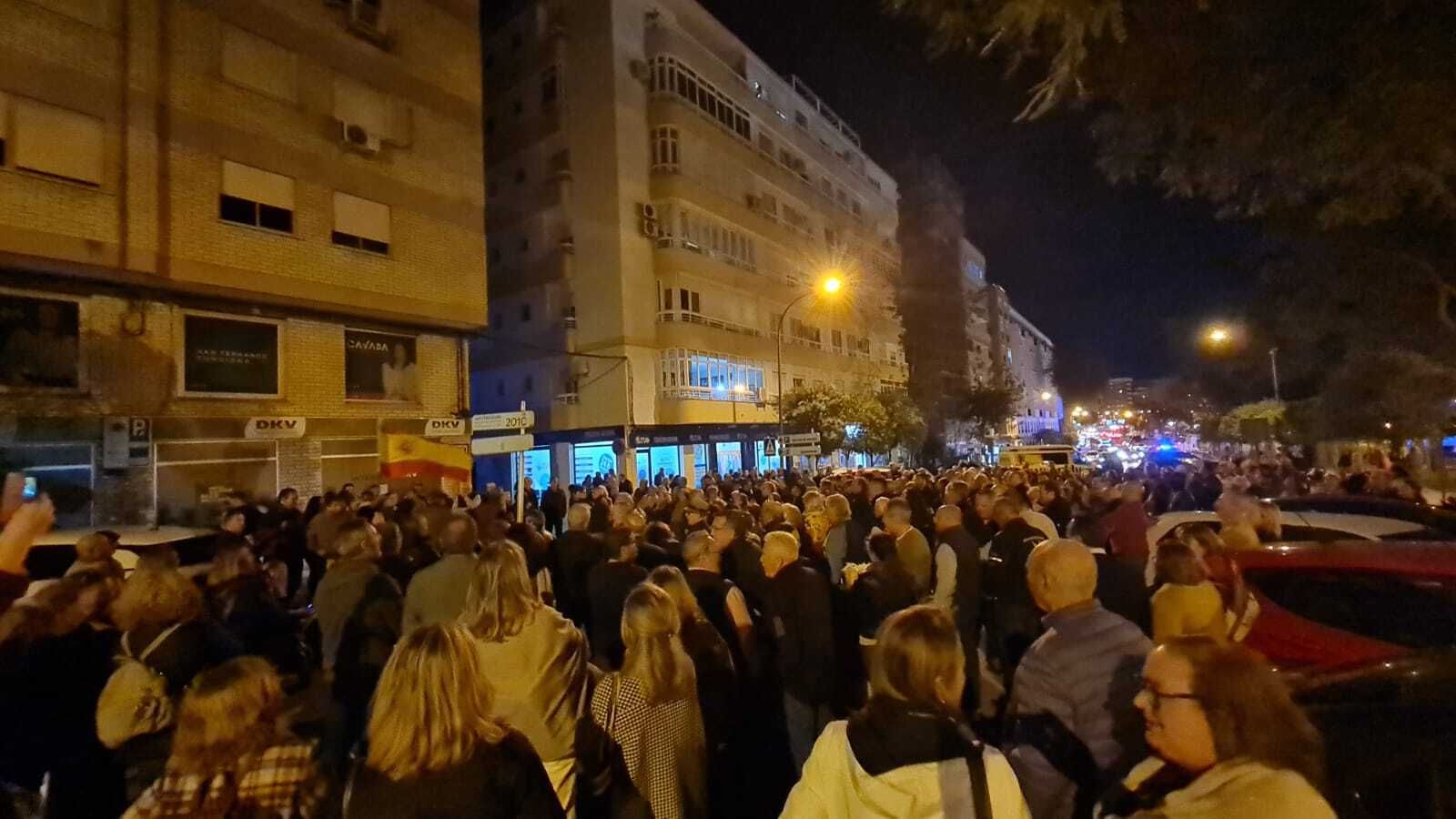 Las protestas contra la amnistía llegan a las puertas de la sede del PSOE de San Fernando.