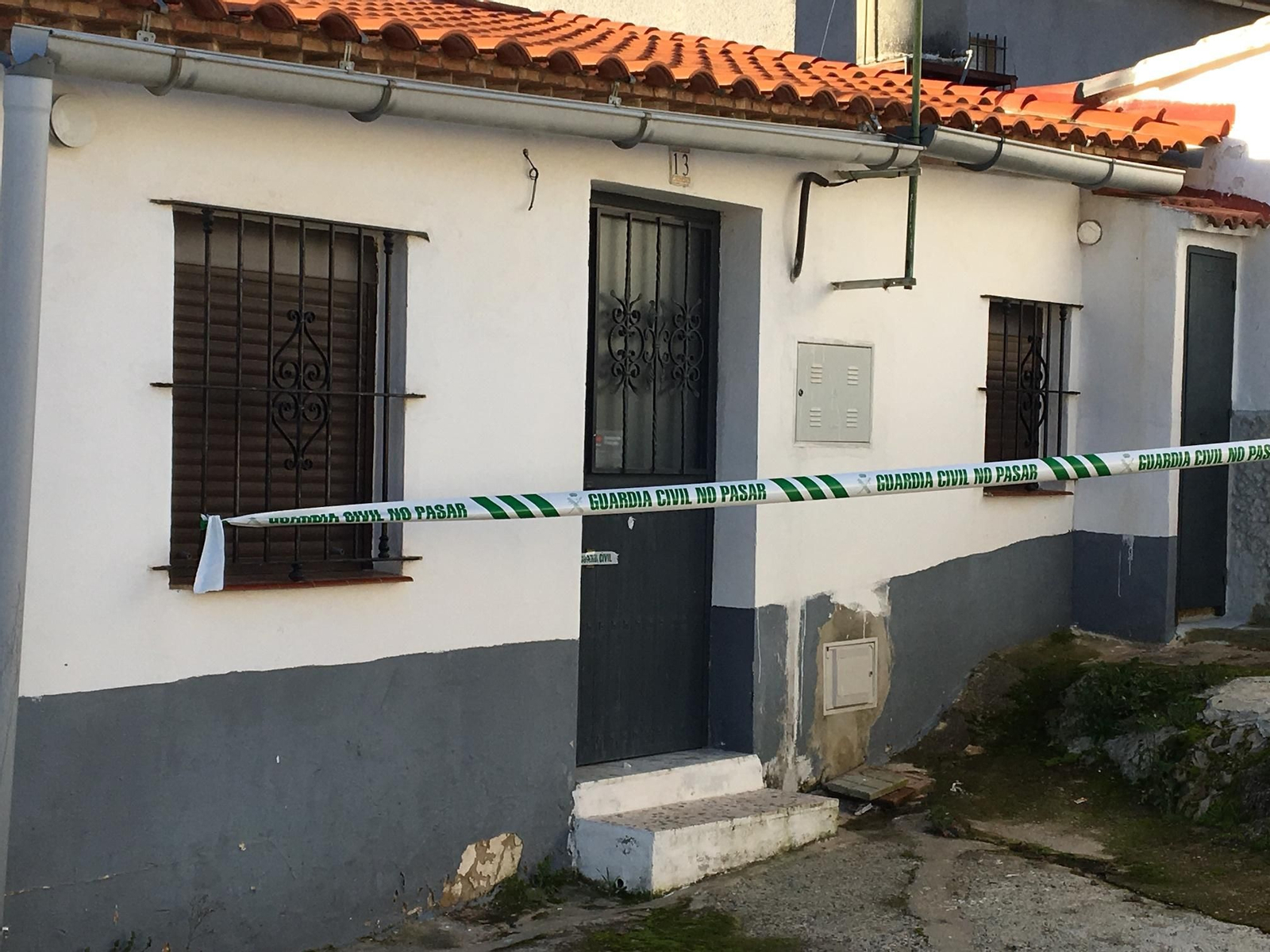 La vivienda donde reside la joven desaparecida, precintada.