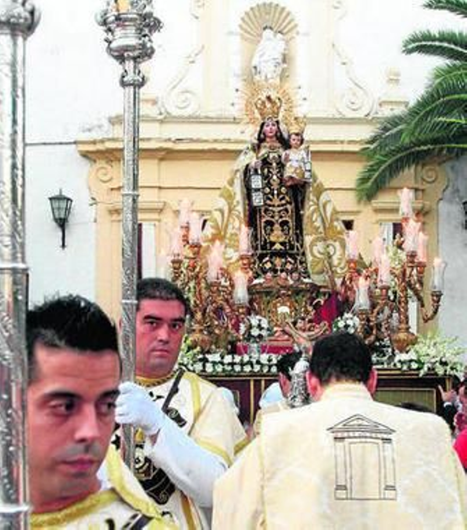 Salida de la procesión de Puerta Nueva.
